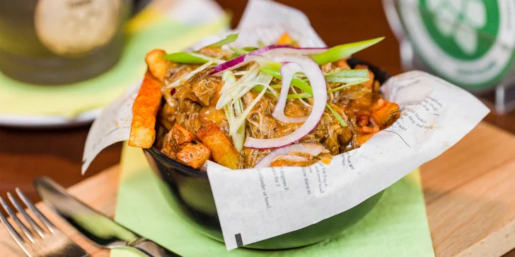 Poutine – kanadské hranolčeky so syrom, pulled pork a cibuľkou