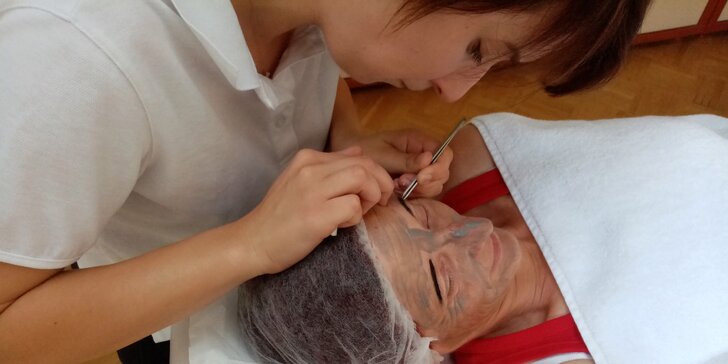 Hĺbkové čistenie pleti, mikrodermabrázia či masáž tváre a krku aj s úpravou obočia