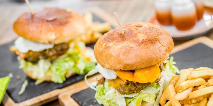 Burger s hranolčekmi a domácou majonézou pre 2 osoby