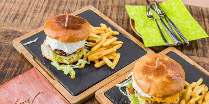 Burger s hranolčekmi a domácou majonézou pre 2 osoby