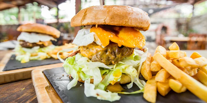 Burger s hranolčekmi a domácou majonézou pre 2 osoby