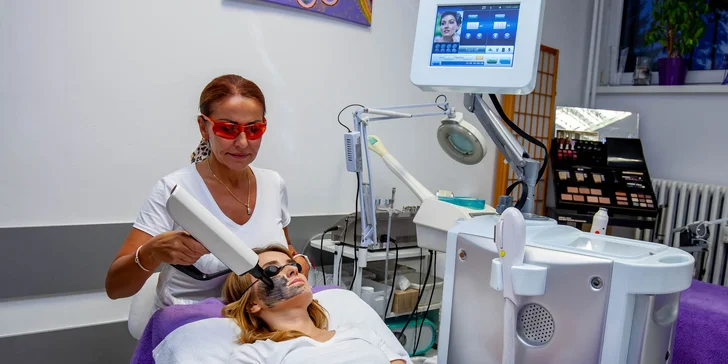 Laserová karbónová rejuvenizácia pleti či medicínska frakčná mikroihličková rádiofrekvencia s LED maskou