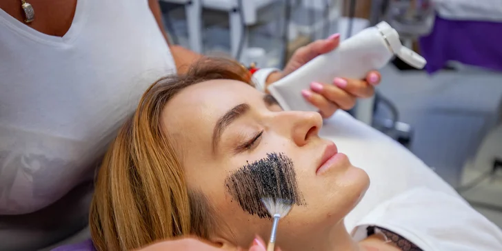 Laserová karbónová rejuvenizácia pleti či medicínska frakčná mikroihličková rádiofrekvencia s LED maskou