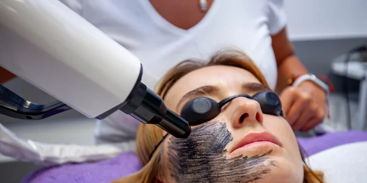 Laserová karbónová rejuvenizácia pleti či medicínska frakčná mikroihličková rádiofrekvencia s LED maskou