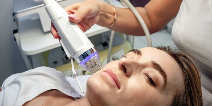 Laserová karbónová rejuvenizácia pleti či medicínska frakčná mikroihličková rádiofrekvencia s LED maskou