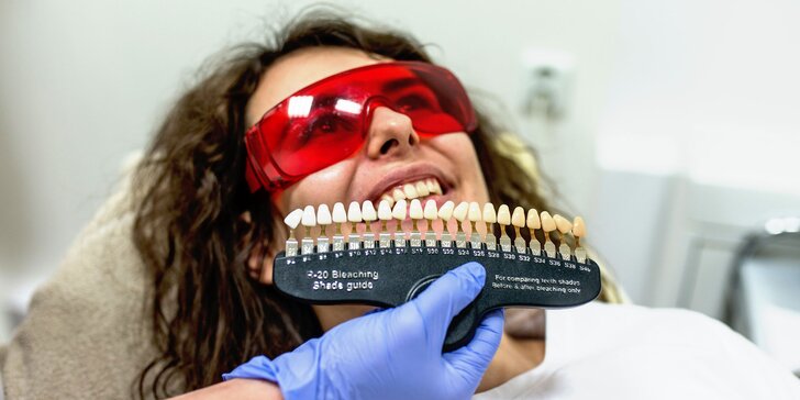 Žiarivo biely úsmev s laserovým bielením zubov bez peroxidu
