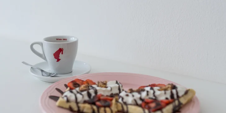 Waffle a palacinky s Kinder, Oreo, Snickers či inými náplňami a nápojom
