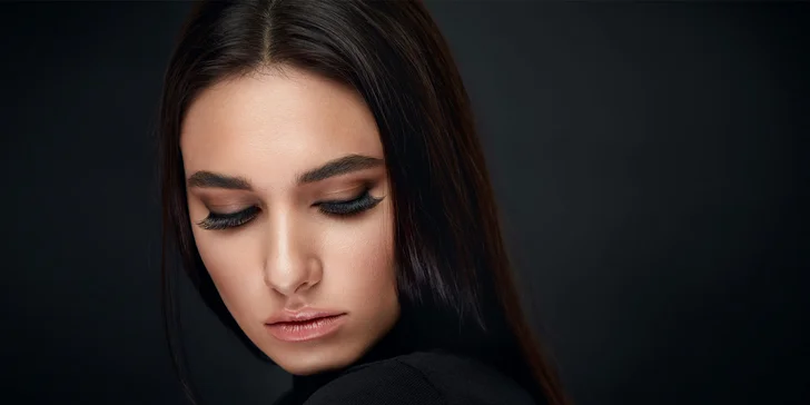 Dokonalý pohľad s mihalnicami aplikovanými v Celebrity Beauty Bare