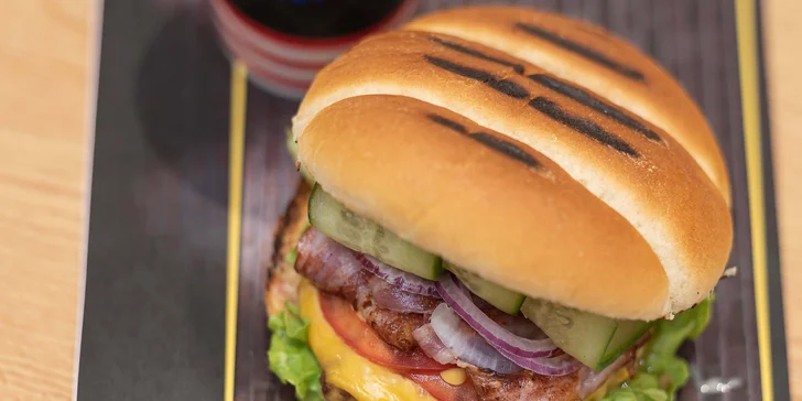 Burger, japonská palacinka alebo belgická vafľa + bezodný nápoj