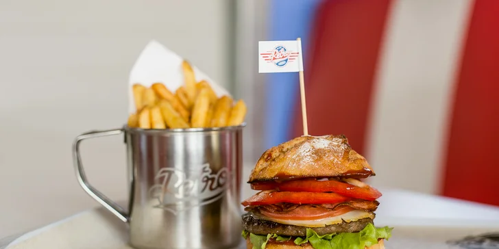 Americký Las Vegas burger s hranolčekmi a bezodným nápojom