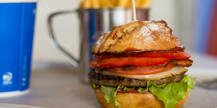 Americký Las Vegas burger s hranolčekmi a bezodným nápojom
