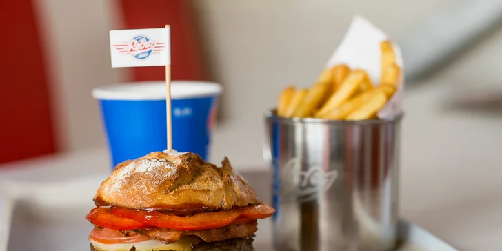 Americký Las Vegas burger s hranolčekmi a bezodným nápojom
