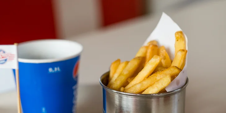 Americký Las Vegas burger s hranolčekmi a bezodným nápojom