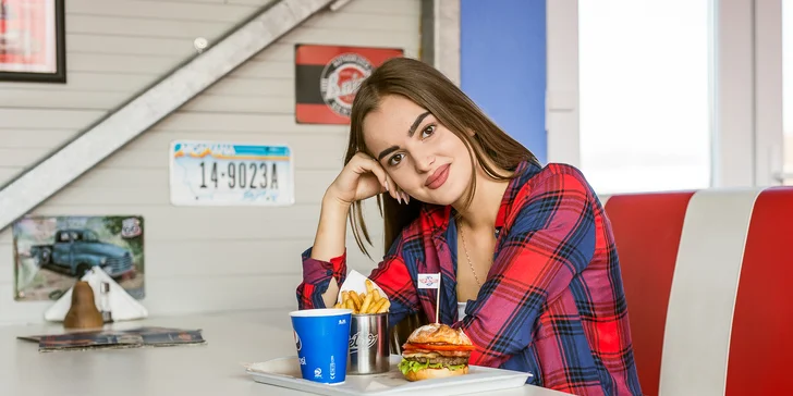 Americký Las Vegas burger s hranolčekmi a bezodným nápojom