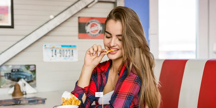 Americký Las Vegas burger s hranolčekmi a bezodným nápojom