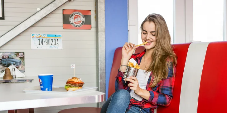 Americký Las Vegas burger s hranolčekmi a bezodným nápojom