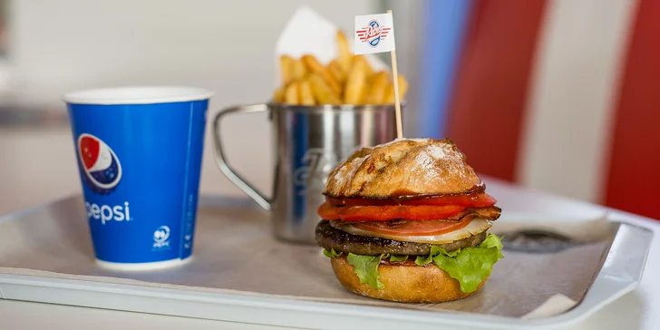 Americký Las Vegas burger s hranolčekmi a bezodným nápojom