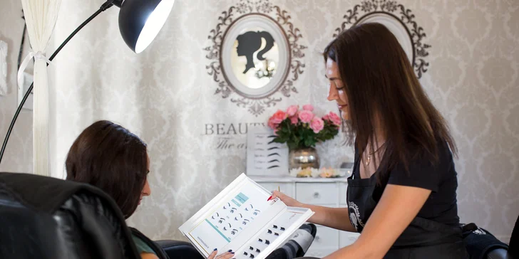 Dokonalý pohľad s mihalnicami aplikovanými v Celebrity Beauty Bare