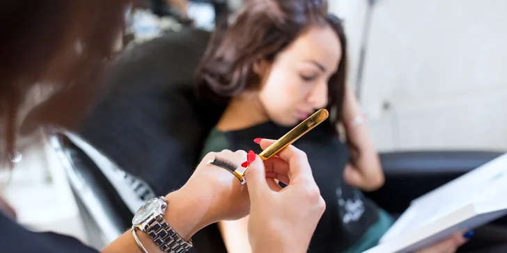 Dokonalý pohľad s mihalnicami aplikovanými v Celebrity Beauty Bare