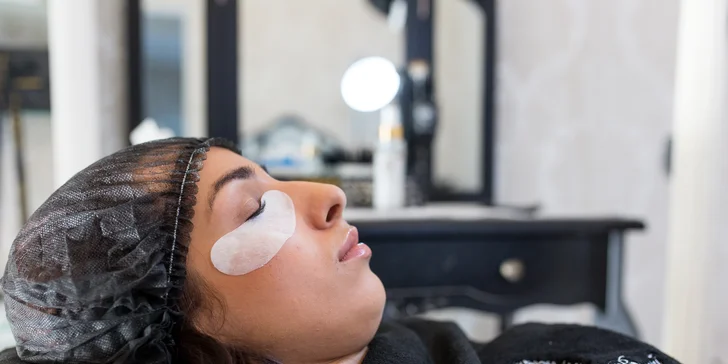 Dokonalý pohľad s mihalnicami aplikovanými v Celebrity Beauty Bare