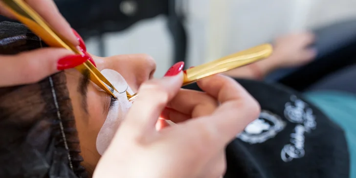 Dokonalý pohľad s mihalnicami aplikovanými v Celebrity Beauty Bare