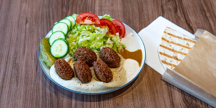 Hummus so šalátom alebo falafelom, pelmeni alebo pirohy