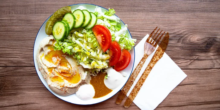 Hummus so šalátom alebo falafelom, pelmeni alebo pirohy