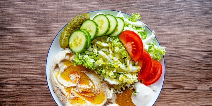 Hummus so šalátom alebo falafelom, pelmeni alebo pirohy