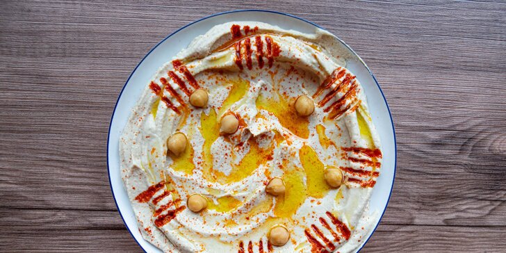 Hummus so šalátom alebo falafelom, pelmeni alebo pirohy