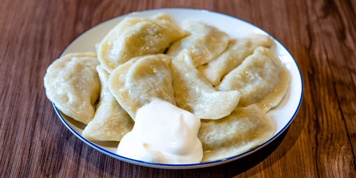 Hummus so šalátom alebo falafelom, pelmeni alebo pirohy