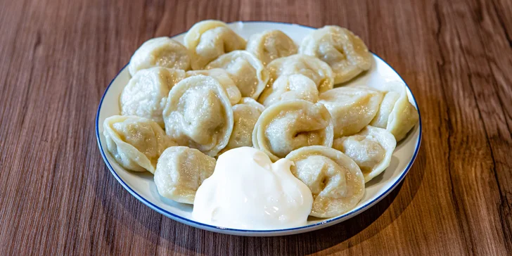 Hummus so šalátom alebo falafelom, pelmeni alebo pirohy