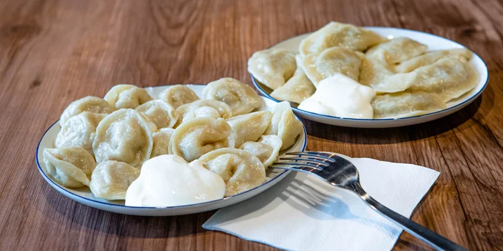 Hummus so šalátom alebo falafelom, pelmeni alebo pirohy