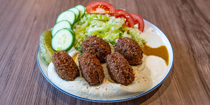 Hummus so šalátom alebo falafelom, pelmeni alebo pirohy