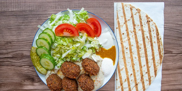 Hummus so šalátom alebo falafelom, pelmeni alebo pirohy