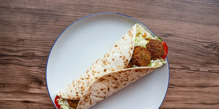Hummus so šalátom alebo falafelom, pelmeni alebo pirohy