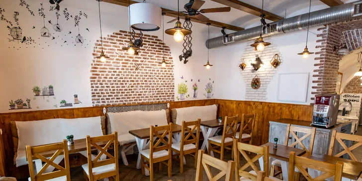 Farmburger alebo hlavné jedlo podľa výberu + nápoj: pre 1 alebo 2 osoby