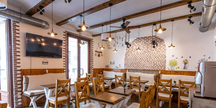 Farmburger alebo hlavné jedlo podľa výberu + nápoj: pre 1 alebo 2 osoby