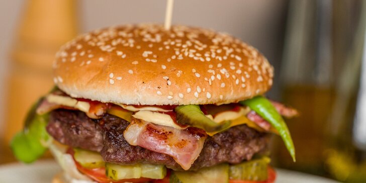 Farmburger alebo hlavné jedlo podľa výberu + nápoj: pre 1 alebo 2 osoby
