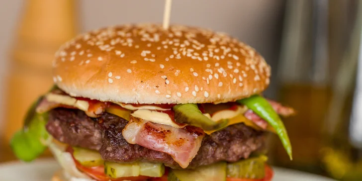 Farmburger alebo hlavné jedlo podľa výberu + nápoj: pre 1 alebo 2 osoby