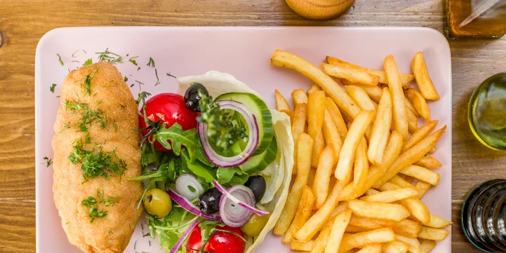 Farmburger alebo hlavné jedlo podľa výberu + nápoj: pre 1 alebo 2 osoby