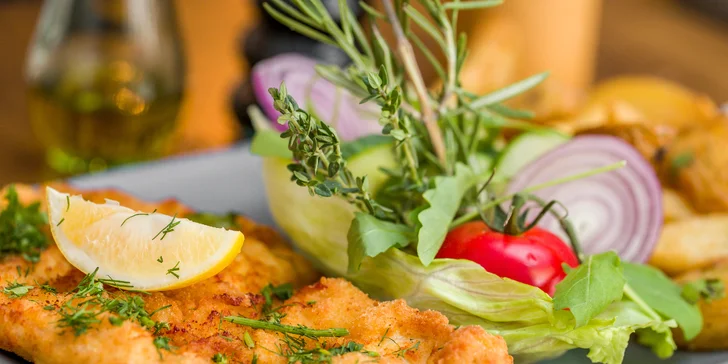 Farmburger alebo hlavné jedlo podľa výberu + nápoj: pre 1 alebo 2 osoby