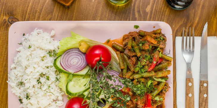 Farmburger alebo hlavné jedlo podľa výberu + nápoj: pre 1 alebo 2 osoby