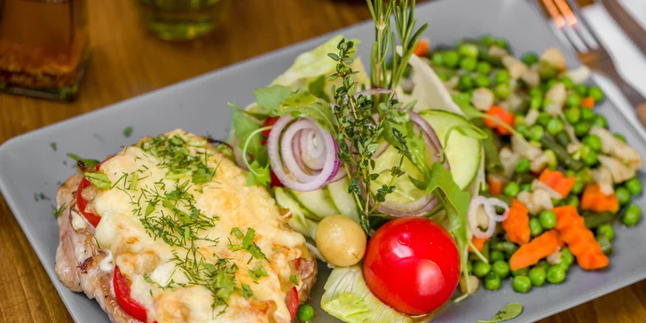Farmburger alebo hlavné jedlo podľa výberu + nápoj: pre 1 alebo 2 osoby