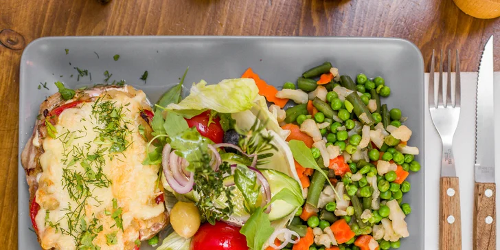 Farmburger alebo hlavné jedlo podľa výberu + nápoj: pre 1 alebo 2 osoby