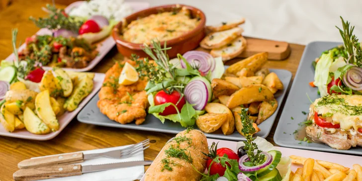Farmburger alebo hlavné jedlo podľa výberu + nápoj: pre 1 alebo 2 osoby