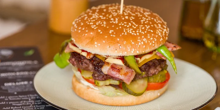 Farmburger alebo hlavné jedlo podľa výberu + nápoj: pre 1 alebo 2 osoby