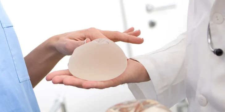 Profesionálne zväčšenie poprsia silikónovými implantátmi v Scarlett Clinic