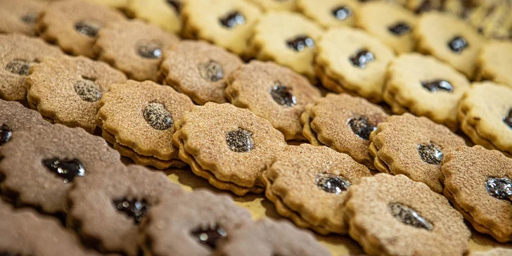 Chutné 1,5-kilové balenie vianočných či lineckých koláčikov