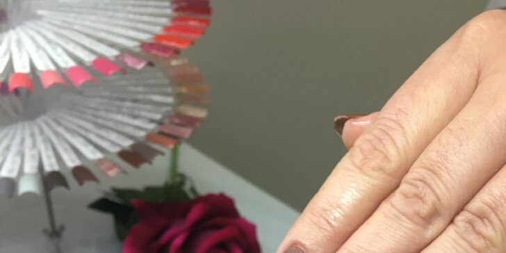 Dipový systém pre krásu a výživu nechtov alebo japonská manikúra