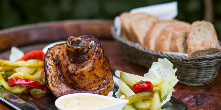 1,5 kg pečeného bravčového kolena s tradičnou oblohou a chlebom